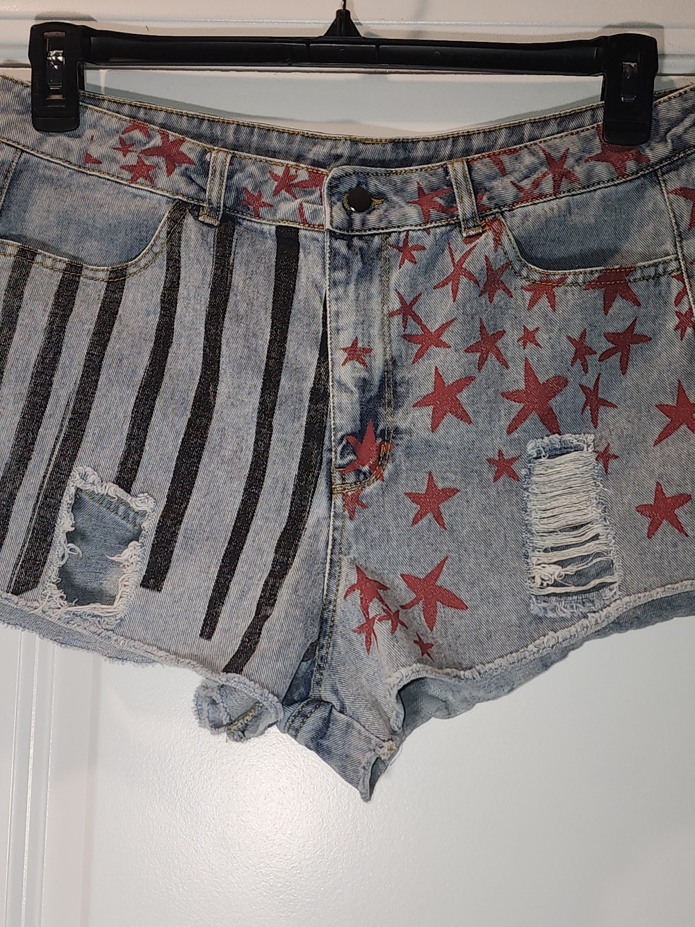 Jean Shorts with Red Star & Blue Pattern.Size Large 31/32. Item 0727264SH